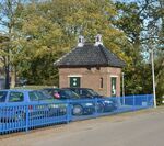 Zo staat het huisje aan de rand van de weg.
              <br/>
              Richard Keijzer, 2014-10-27